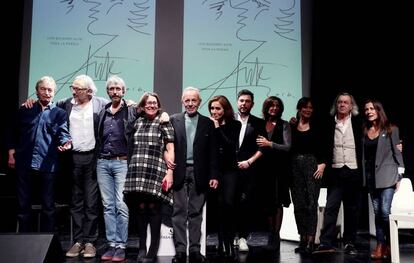 Foto de grupo de los participantes en la presentaci&oacute;n de &#039;Toda La Poes&iacute;a&#039;, de Luis Eduardo Aute, ayer en el C&iacute;rculo de Bellas Artes.