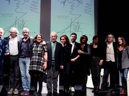 Foto de grupo de los participantes en la presentaci&oacute;n de &#039;Toda La Poes&iacute;a&#039;, de Luis Eduardo Aute, ayer en el C&iacute;rculo de Bellas Artes.