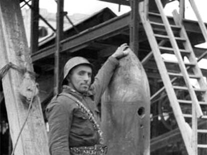 Mariano Arribas, en 1937, junto a una bomba de aviación caída sin explotar.