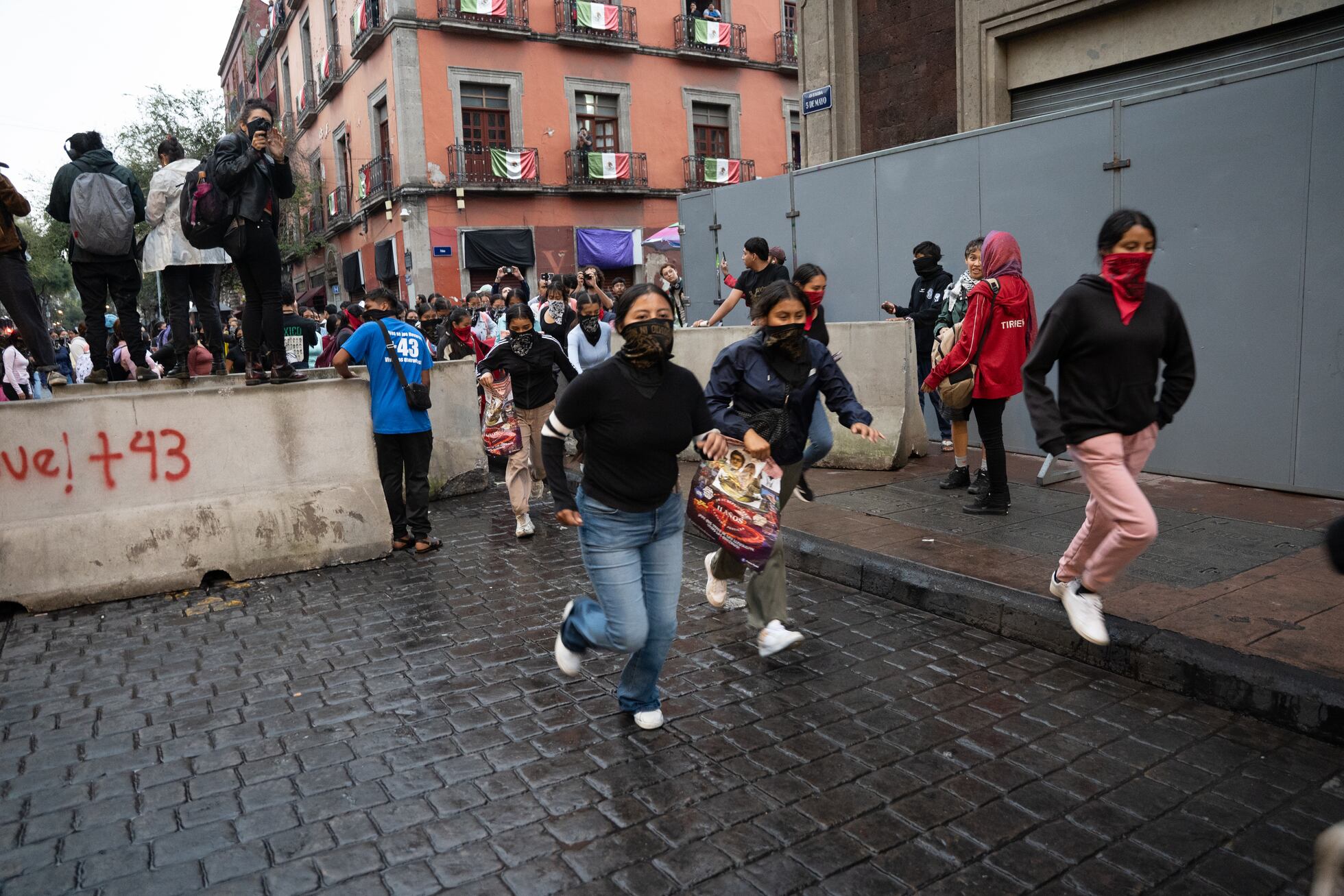 La marcha por los 11 años de la desaparición de los 43 normalistas de ...