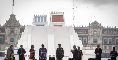 El Presidente con la maqueta monumental del Templo Mayor de Tenochtitlán frente a Palacio nacional.
