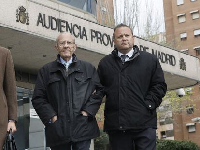 Sim&oacute;n Vi&ntilde;als, responsable m&eacute;dico del botiqu&iacute;n del Madrid Arena, junto a su hijo Carlos.