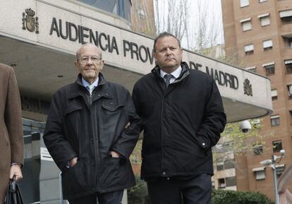 Sim&oacute;n Vi&ntilde;als, responsable m&eacute;dico del botiqu&iacute;n del Madrid Arena, junto a su hijo Carlos.