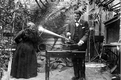 Fanny Cochrane grabando canciones aborígenes de Tasmania para la Royal Society de Hobart.