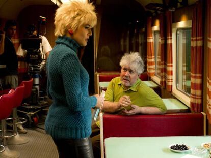 Pedro Almodóvar, entre Adriana Ugarte e Daniel Grao