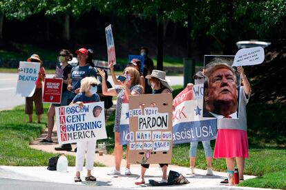 Manifestantes contrarios a la decisión del presidente Donald Trump de indultar a Roger Stone, en los exteriores del campo de golf en Sterling, Virginia.