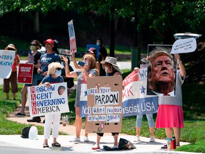 Manifestantes contrarios a la decisión del presidente Donald Trump de indultar a Roger Stone, en los exteriores del campo de golf en Sterling, Virginia.