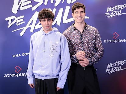 Javier Ambrossi y Javier Calvo posan en el estreno de 'Vestidas de Azul', el 19 de diciembre de 2023 en Madrid.