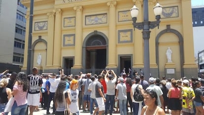 Curiosos na porta da catedral onde aconteceu o crime, em foto que circula nas redes sociais.