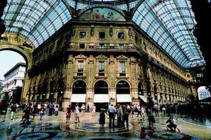 Interior de la galería comercial Vittorio Emmanuele en Milán, constuida en 1877, que comunica la plaza del Duomo con la de la Scala.