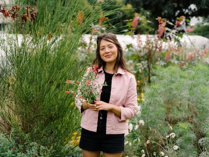 Masami Charlotte Lavault pasó de diseñar bolsos a cultivar flores en el barrio de Belleville, en París.