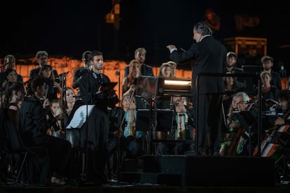 El contratenor Nicolò Balducci junto a Riccardo Muti y varios integrantes Orquesta Juvenil Luigi Cherubini, el 9 de julio en Lampedusa.