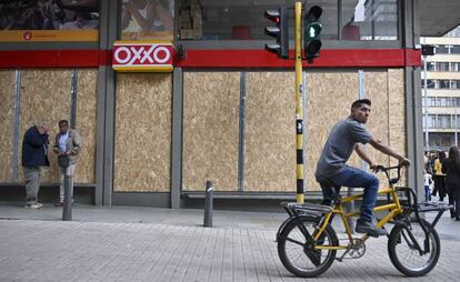 Una tienda cubre sus ventanas en Bogotá antes del paro del 21 de noviembre.