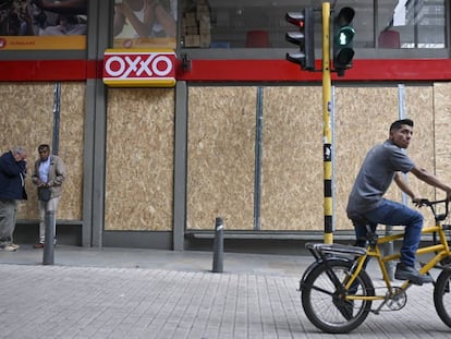 Una tienda cubre sus ventanas en Bogotá antes del paro del 21 de noviembre.