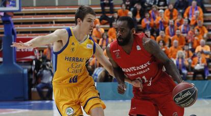 Christian Eyenga, con la pelota, ante Nico Brussino.