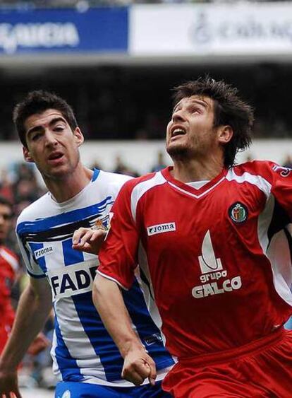 Arizmendi y Paredes pelean por el balón.