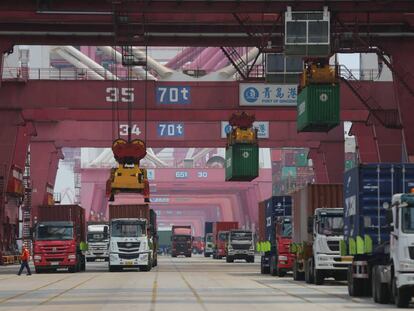 Actividad en el puerto comercial de Qingdao, en la provincia china de Shandong, este lunes