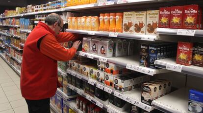 Un empleado en un supermercado Eroski en Madrid.