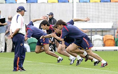 Iñaki Sáez observa un <i>sprint</i> de Morientes, Capdevila y César.