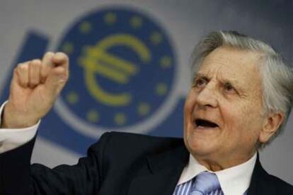 Trichet contesta a los medios durante la comparecencia de ayer en Fráncfort.