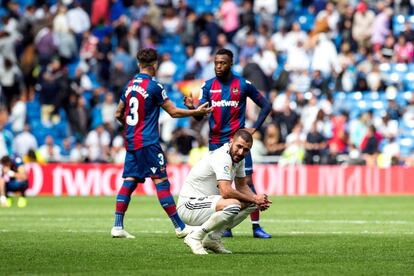 Benzema (c), se lamenta durante el partido.