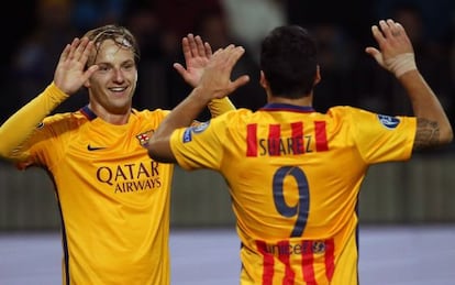 Rakitic celebra con Luis Su&aacute;rez uno de los dos goles que marc&oacute; en el Borisov Arena.