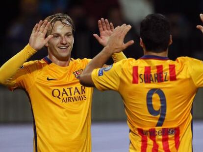 Rakitic celebra con Luis Su&aacute;rez uno de los dos goles que marc&oacute; en el Borisov Arena.