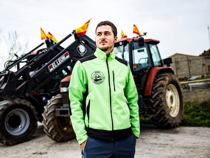 El agricultor Adrián Vicente, en Langa de Duero, el jueves, antes de participar una protesta con agricultores en la provincia de Soria.