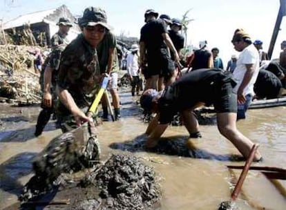 Miembros del Ejército realizan tareas de rescate en la ciudad de Legazpi, en Filipinas.