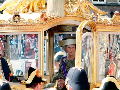 La reina Beatriz de Holanda, en la Carroza Dorada durante la ceremonia de apertura del Parlamento, en septiembre de 2006.