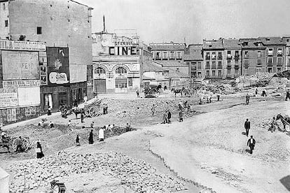 Madrid, 1910. Inicio de las obras de construcción de la Gran Vía, según el proyecto aprobado en 1904.