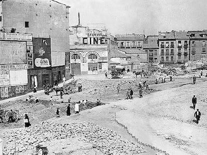 Madrid, 1910. Inicio de las obras de construcción de la Gran Vía, según el proyecto aprobado en 1904.