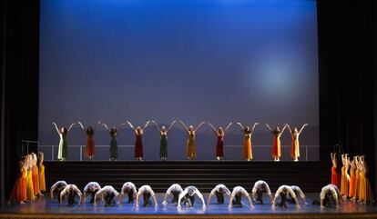 El cuerpo de baile en la coreografía de Lorca Massine.