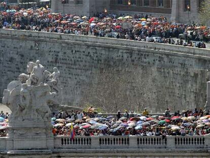 La multitud esperaba ayer en el puente Vittorio Emmanuele II, en dirección a la plaza de San Pedro, para visitar la capilla ardiente de Juan Pablo II.