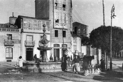 Aguadoras en la antigua fuente de la Senra, en Santiago, en el año 1917.