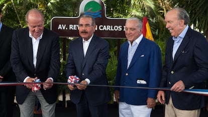 Juan Carlos I y el expresidente dominicano, Danilo Medina, cortan la cinta de la inauguración de la Avenida Juan Carlos I con los empresarios Alfonso Fanjúl y José Fanjúl en 2015.