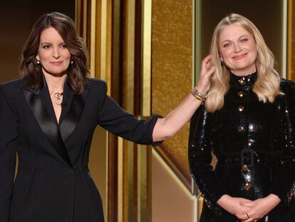 Tina Fey y Amy Poehler, en Nueva York y Los Ángeles respectivamente, durante el discurso inicial de los Globos de Oro 2021.