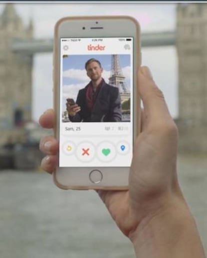 Imatge d' un vídeo promocional de Tinder.