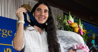 Yoani S&aacute;nchez recibe la medalla del Miami Dade College.