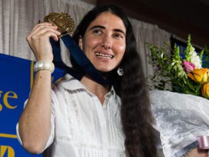 Yoani S&aacute;nchez recibe la medalla del Miami Dade College.