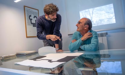 Mikel y Luis Chillida conversan en el museo Chillida Leku ante el grabado que ha representado a los premios Ortega y Gasset.