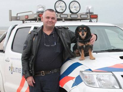 Erik Smit, miembro de la Polic&iacute;a de los Animales.