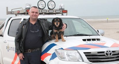 Erik Smit, miembro de la Polic&iacute;a de los Animales.