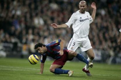 Xavi protege la pelota ante Zidane.