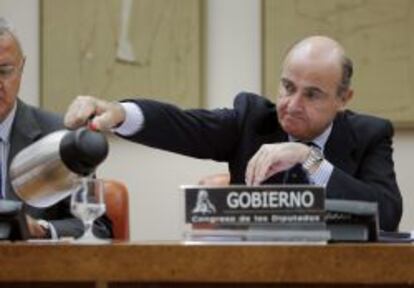 El ministro de Economía, Luis de Guindos, durante su comparecencia, a petición propia, ante la comisión correspondiente del Congreso