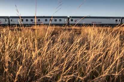 El tren 'Phelophepa', en las afueras de Thaba Nchu, Sudáfrica.