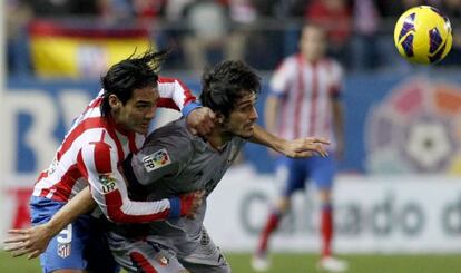 Falcao pelea el balón con Arribas.