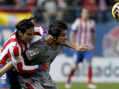 Falcao pelea el balón con Arribas.