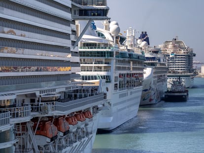 Los cruceros que este viernes 13 de mayo coincidieron en Barcelona suman más de un kilómetro de distancia.