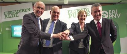 Los candidatos al Congreso del PNV por Bizkaia, Josu Erkoreka, por Álava, Emilio Olabarria, y por Gipuzkoa, Arantza Tapia, junto con el presidente del PNV, Íñigo Urkullu.